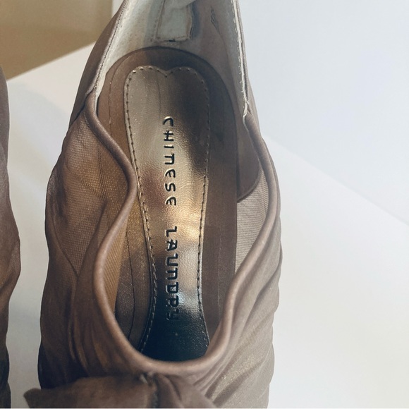 1” Platform Metallic Brown 'Haylie' Chiffon Ruffle Heels Sz 8.5 Chinese Laundry - Picture 3 of 14